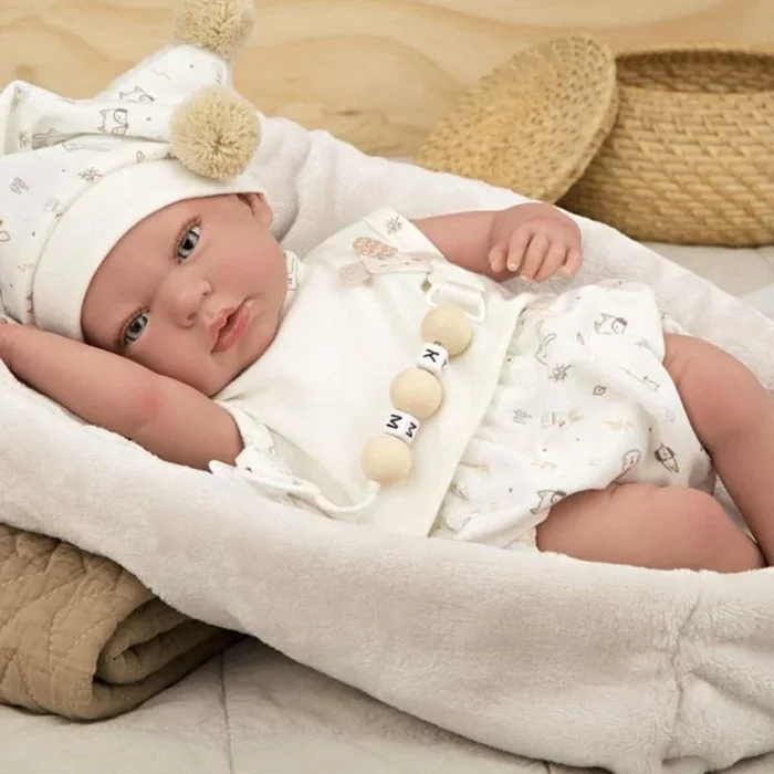 ARIAS – Muñeca Reborn Aday 40 cm, bebé con Ropa Blanca y Detalles de animalitos, Manta, Chupete, pañal, Tiene Cuerpo Blando y extremidades de Vinyl, Juguete para niños Desde +3 años (ARI98124)