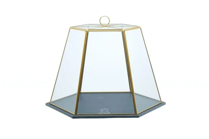 Artesa Cúpula Geométrica de Cristal para Pasteles y Quesos con Bandeja de Pizarra, 31 x 27.5 x 25 cm, 12 x 11 x 10 pulgadas, Acabado en Latón