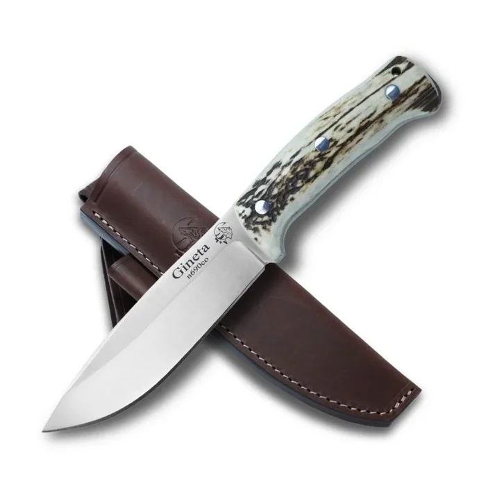 Cuchillo bushcraft J&V Gineta Ciervo, acero Böhler N690Co 58–61 HRC, hoja 14,5 cm drop point, mango asta de ciervo, funda de piel marron, ideal para bushcraft, supervivencia, camping y actividades al aire libre.