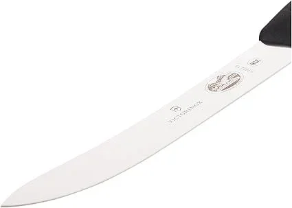 Cuchillo profesional Victorinox, modelo Swiss Classic, ideal para chefs, hoja curvada de 15 cm en acero inoxidable, mango ergonómico, color negro.