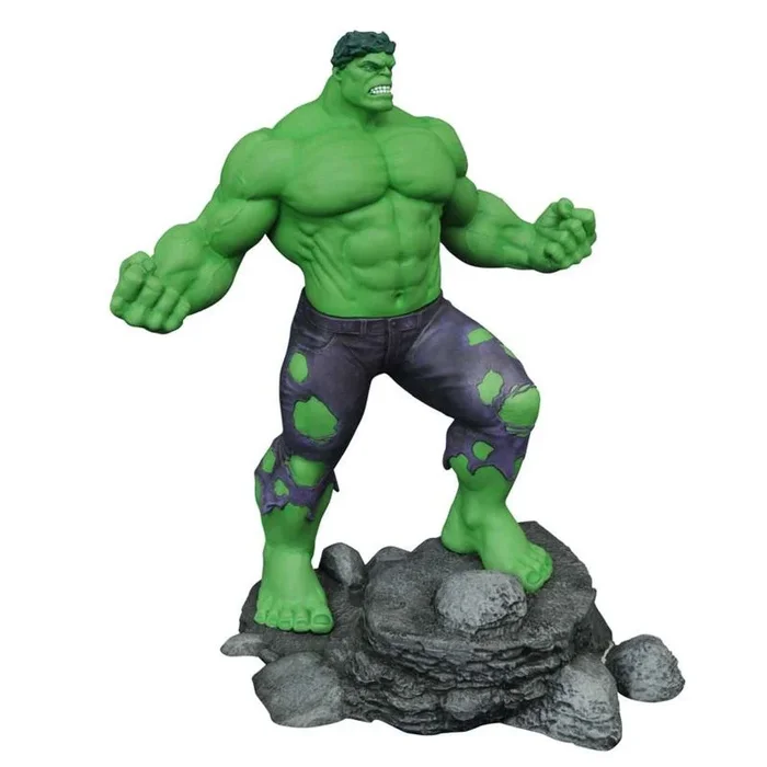 Figura del Increíble Hulk, basada en su apariencia del cómic. Hulk flexiona sus músculos en una demostración de su fuerza, sus pies en un montón de escombros. Se trata de una figura de PVC de 28 cm.