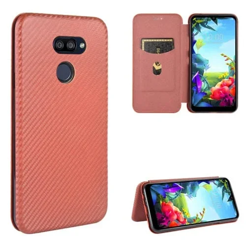 Funda Cuero para LG K40S con Tapa Magnética Horizontal Textura Fibra de Carbono (Marrón)