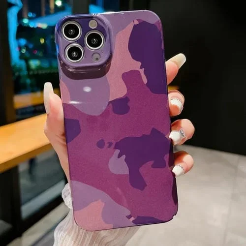 Funda para Teléfono iPhone 15 Pro con Patrón de Camuflaje y Orificio Preciso (Púrpura Oscuro)