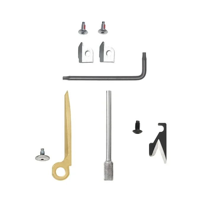 Kit de accesorios para MUT® EOD LTM-930374, incluye rascador de carbonilla, punzón C4, cortador de correas, insertos de cable, destornillador y tornillos. Color Gris.
