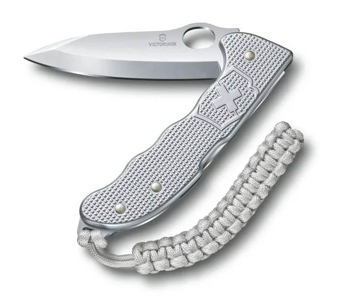 Navaja de bolsillo Victorinox Hunter Pro M Alox. Navaja con 4 funciones, Incluye una hoja con bloqueo extra fuerte para usar con una mano, broche y colgante de paracord. Color Plateado – 0.9415.M26.
