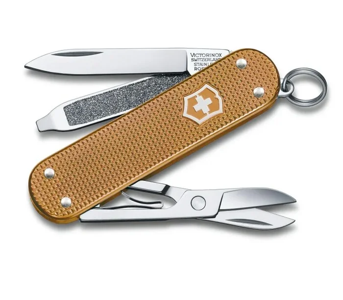 Navaja suiza de bolsillo Victorinox clásica, navaja con 5 funciones, cachas Alox de alta calidad, Incluye tijeras, lima de uñas y un destornillador. 17 gr de peso, color dorado. 0.6221.255G