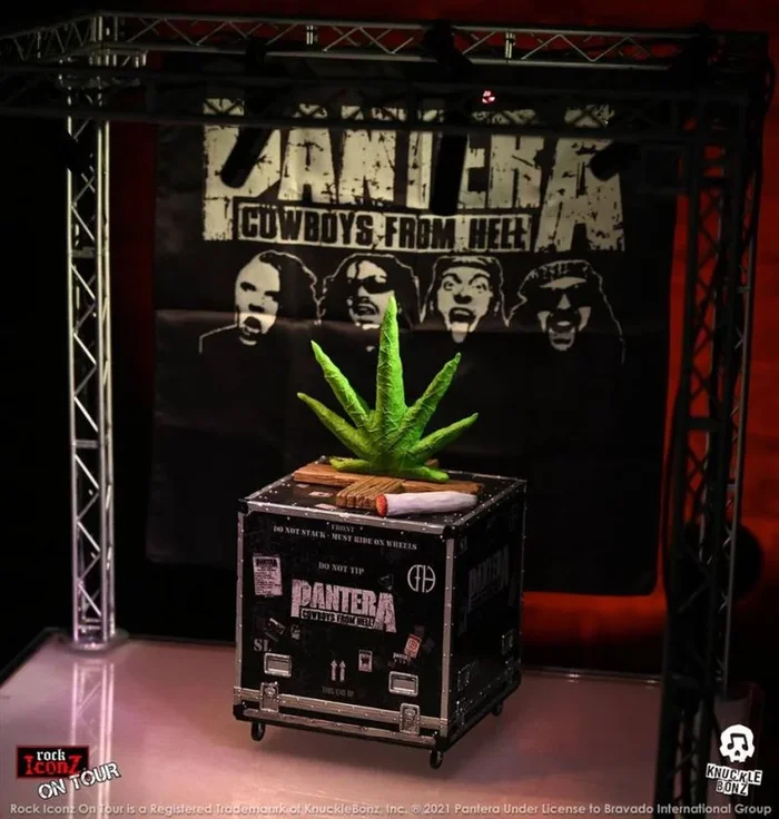 Pantera estatua rock ikonz on tour road case & telón de fondo del escenario cowboys from hell