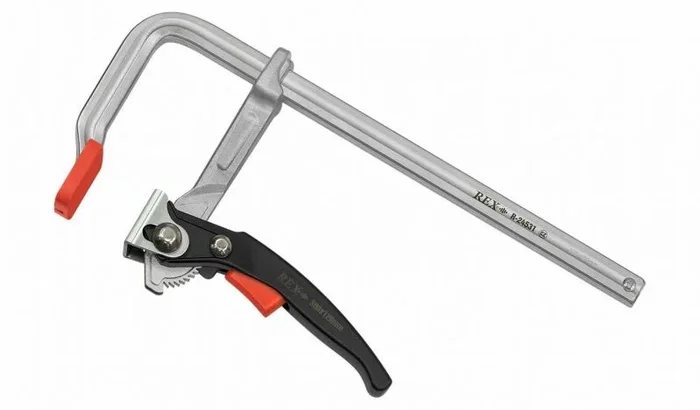 Prensa de banco 80x400mm, acero forjado, marca AR, con pasador de sujeción, ideal para carpintería, sujeción robusta y precisa en trabajos exigentes.