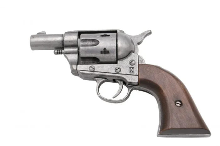 Réplica Pistola revólver Peacemaker en color gris, con el mango de madera color marrón, con caja de presentación con 6 balas.