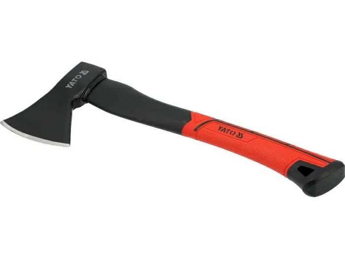 YATO, modelo YT-79978, Hacha 1500g con mango de plástico, ideal para cortar madera de manera eficiente, diseño robusto y ergonómico para mayor control en trabajos exigentes.